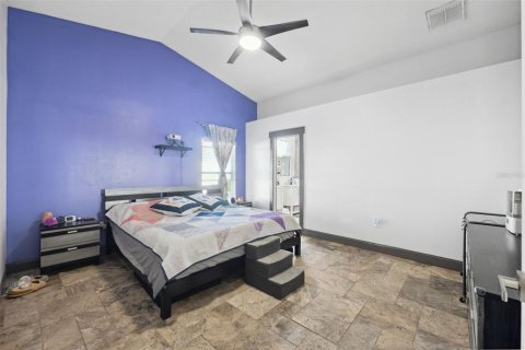 House in New Port Richey, Florida 3 bedrooms, 148.18 sq.m. № 1415894 - photo 18