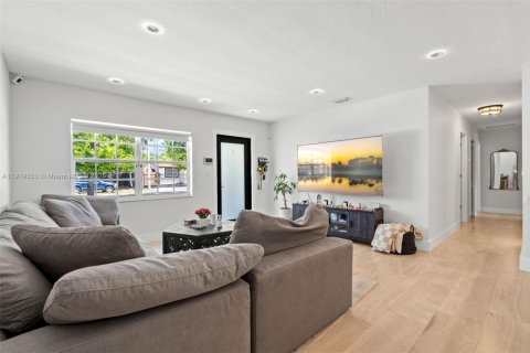 Villa ou maison à vendre à Miami, Floride: 4 chambres, 163.88 m2 № 1974454 - photo 6