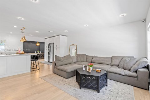 Villa ou maison à vendre à Miami, Floride: 4 chambres, 163.88 m2 № 1974454 - photo 4