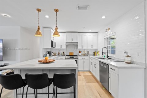 Villa ou maison à vendre à Miami, Floride: 4 chambres, 163.88 m2 № 1974454 - photo 8
