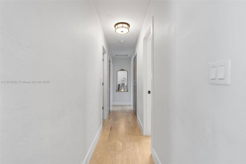 Villa ou maison à vendre à Miami, Floride: 4 chambres, 163.88 m2 № 1974454 - photo 13