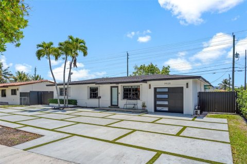 Villa ou maison à vendre à Miami, Floride: 4 chambres, 163.88 m2 № 1974454 - photo 2