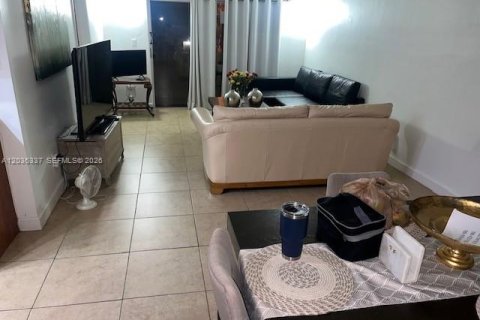 Copropriété à louer à Miami, Floride: 3 chambres, 111.48 m2 № 2084282 - photo 1