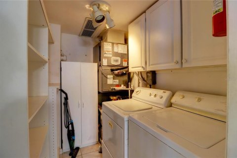 Купить кондоминиум в Кейп-Корал, Флорида 8 комнат, 98.94м2, № 2232941 - фото 18