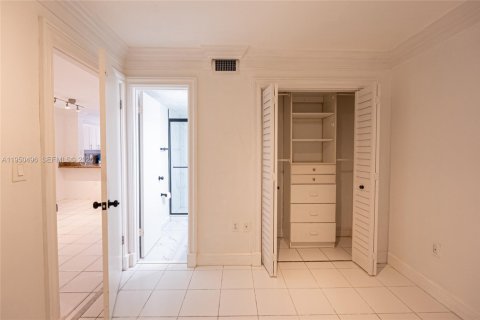 Снять в аренду квартиру в Майами, Флорида 2 спальни, 58.06м2, № 2005953 - фото 13