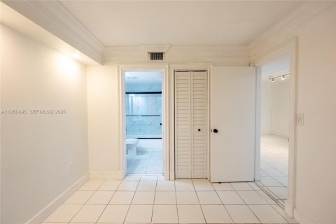 Снять в аренду квартиру в Майами, Флорида 2 спальни, 58.06м2, № 2005953 - фото 16