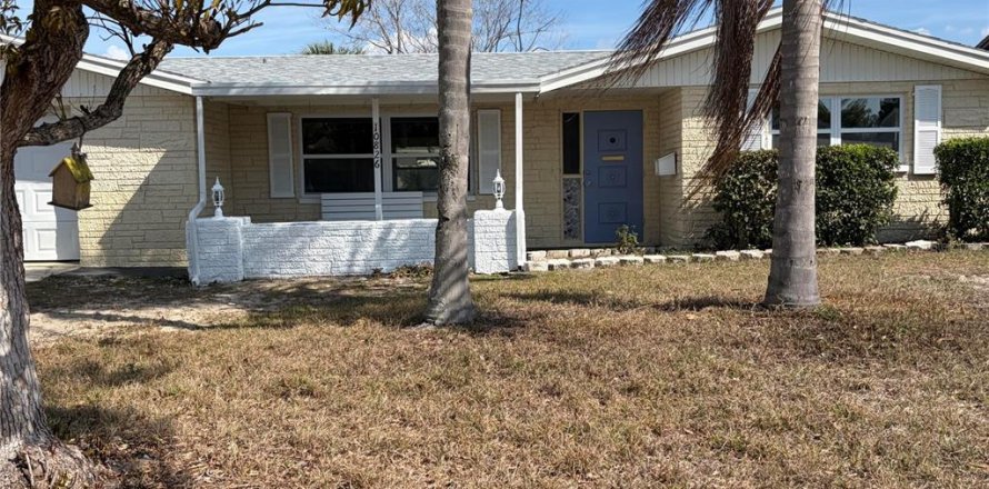 House in Port Richey, Florida 2 bedrooms, 132.66 sq.m. № 2166279