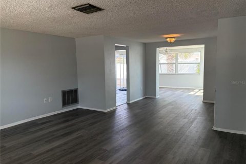 Casa en venta en Port Richey, Florida, 2 dormitorios, 132.66 m2 № 2166279 - foto 13
