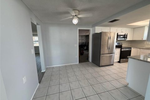 House in Port Richey, Florida 2 bedrooms, 132.66 sq.m. № 2166279 - photo 3