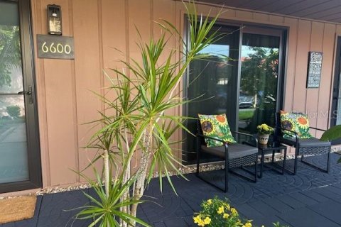 House in Sarasota, Florida 2 bedrooms, 137.68 sq.m. № 2394310