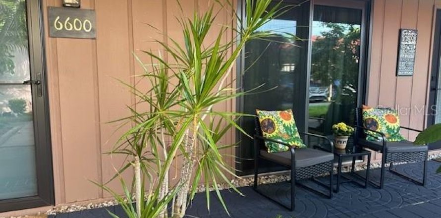 House in Sarasota, Florida 2 bedrooms, 137.68 sq.m. № 2394310