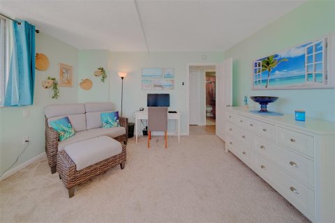 Condo in Redington Shores, Florida, 2 bedrooms  № 2211729 - photo 23