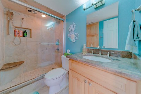 Condo in Redington Shores, Florida, 2 bedrooms  № 2211729 - photo 29