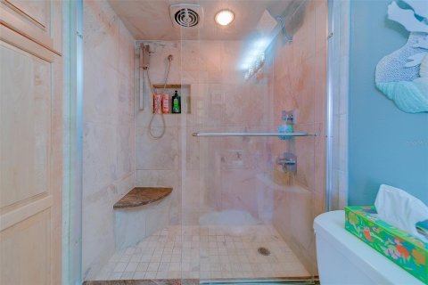 Condo in Redington Shores, Florida, 2 bedrooms  № 2211729 - photo 30