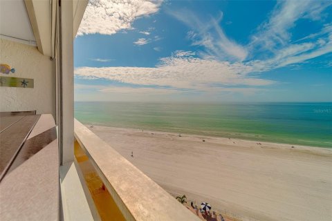 Condo in Redington Shores, Florida, 2 bedrooms  № 2211729 - photo 20