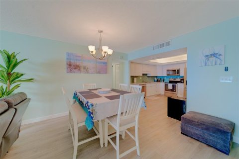 Condo in Redington Shores, Florida, 2 bedrooms  № 2211729 - photo 11