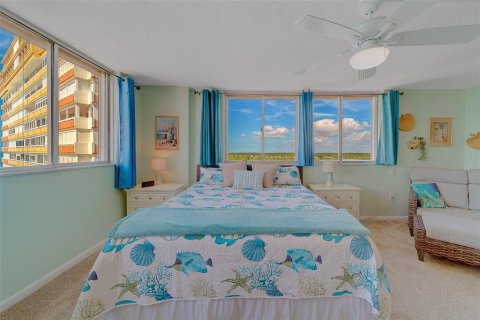 Condo in Redington Shores, Florida, 2 bedrooms  № 2211729 - photo 27