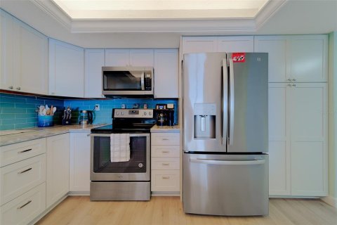 Condo in Redington Shores, Florida, 2 bedrooms  № 2211729 - photo 8