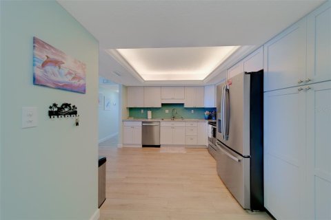 Condo in Redington Shores, Florida, 2 bedrooms  № 2211729 - photo 7