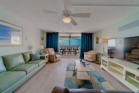 Condo in Redington Shores, Florida, 2 bedrooms  № 2211729 - photo 17