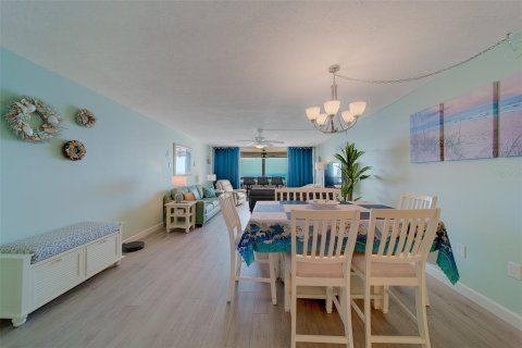 Condo in Redington Shores, Florida, 2 bedrooms  № 2211729 - photo 12