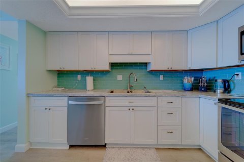 Condo in Redington Shores, Florida, 2 bedrooms  № 2211729 - photo 9