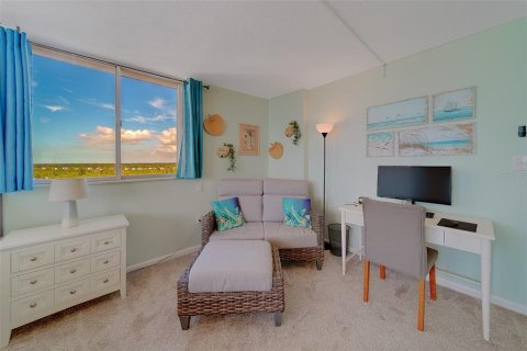 Condo in Redington Shores, Florida, 2 bedrooms  № 2211729 - photo 24