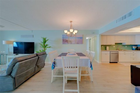 Condo in Redington Shores, Florida, 2 bedrooms  № 2211729 - photo 10