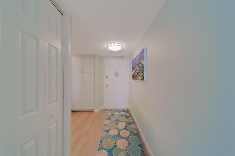 Condo in Redington Shores, Florida, 2 bedrooms  № 2211729 - photo 3