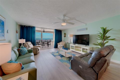 Condo in Redington Shores, Florida, 2 bedrooms  № 2211729 - photo 14