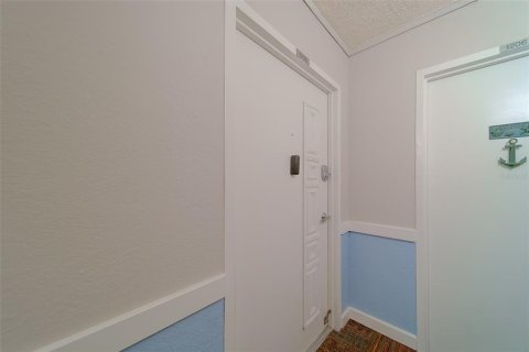 Condo in Redington Shores, Florida, 2 bedrooms  № 2211729 - photo 2