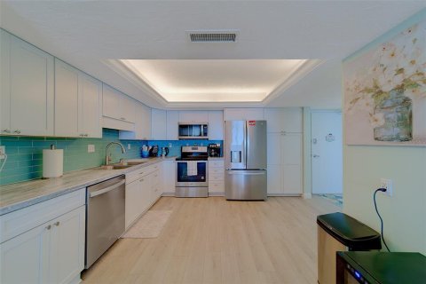 Condo in Redington Shores, Florida, 2 bedrooms  № 2211729 - photo 5