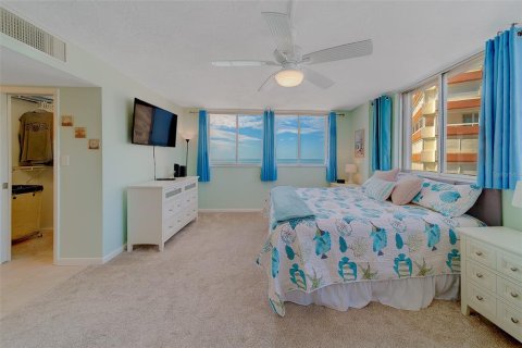 Condo in Redington Shores, Florida, 2 bedrooms  № 2211729 - photo 25