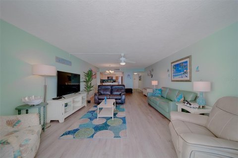 Condo in Redington Shores, Florida, 2 bedrooms  № 2211729 - photo 13