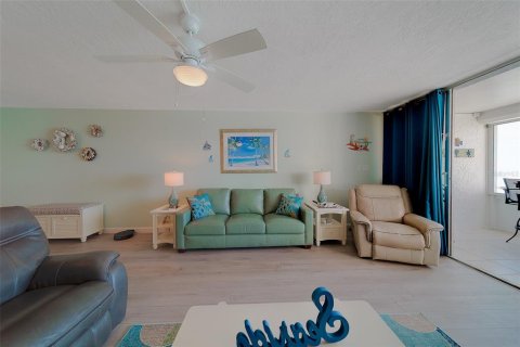 Condo in Redington Shores, Florida, 2 bedrooms  № 2211729 - photo 15
