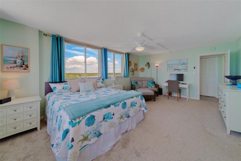 Condo in Redington Shores, Florida, 2 bedrooms  № 2211729 - photo 21