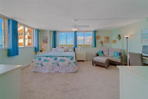 Condo in Redington Shores, Florida, 2 bedrooms  № 2211729 - photo 22