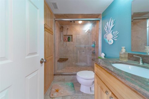 Condo in Redington Shores, Florida, 2 bedrooms  № 2211729 - photo 28