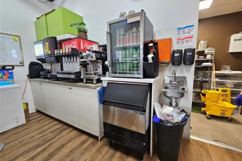 Propiedad comercial en venta en Doral, Florida № 2012634 - foto 4