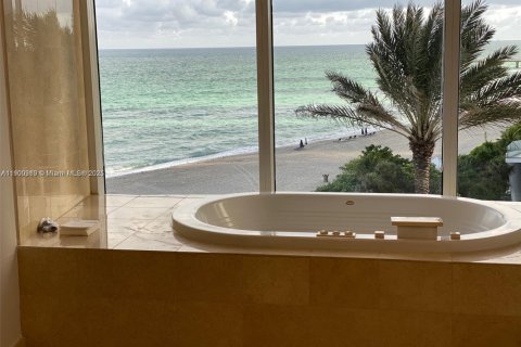 Condo in Sunny Isles Beach, Florida, 3 bedrooms  № 1953396 - photo 17