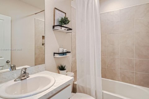 Townhouse in Florida City, Florida 3 bedrooms, 128.21 sq.m. № 1845549 - photo 22