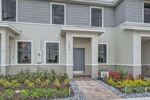 Townhouse in Florida City, Florida 3 bedrooms, 128.21 sq.m. № 1845549 - photo 3