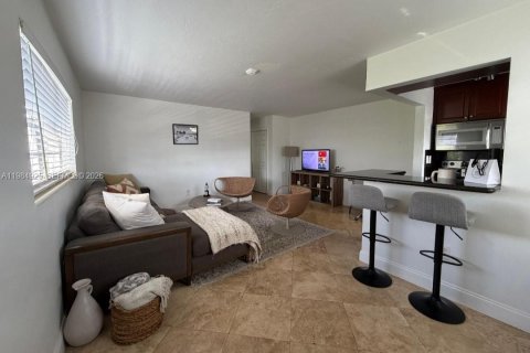 Снять в аренду кондоминиум в Норт-Майами, Флорида 1 спальня, 52.3м2, № 2045893 - фото 7