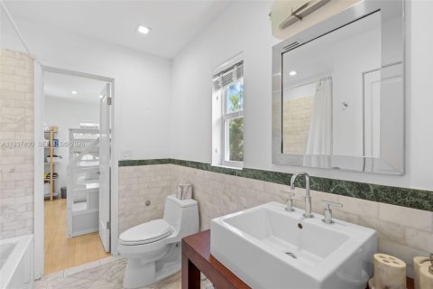 Villa ou maison à vendre à Miami Beach, Floride: 4 chambres, 221.48 m2 № 2064068 - photo 16