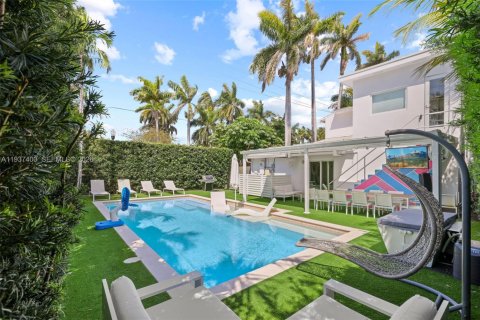 Villa ou maison à Miami Beach, Floride 4 chambres, 221.48 m2 № 2064068