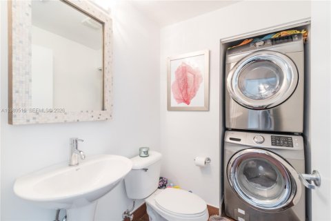 Condo in Miami, Florida, 1 bedroom № 2089943 - photo 11