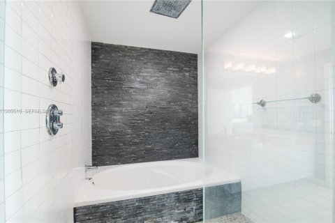 Condo in Miami, Florida, 1 bedroom № 2089943 - photo 7