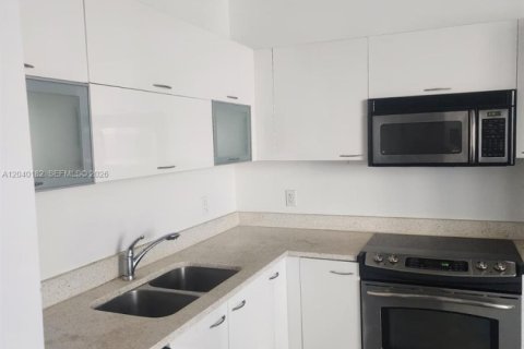 Condo in Miami, Florida, 1 bedroom  № 2086423 - photo 2