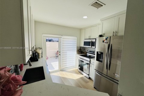 Casa en venta en Miami, Florida, 2 dormitorios, 108.7 m2 № 2029989 - foto 4