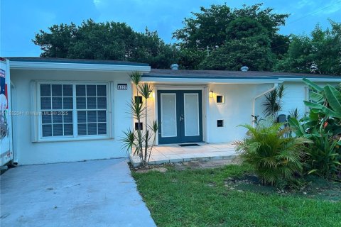 Villa ou maison à louer à Dania Beach, Floride: 4 chambres, 142.14 m2 № 1858718 - photo 1